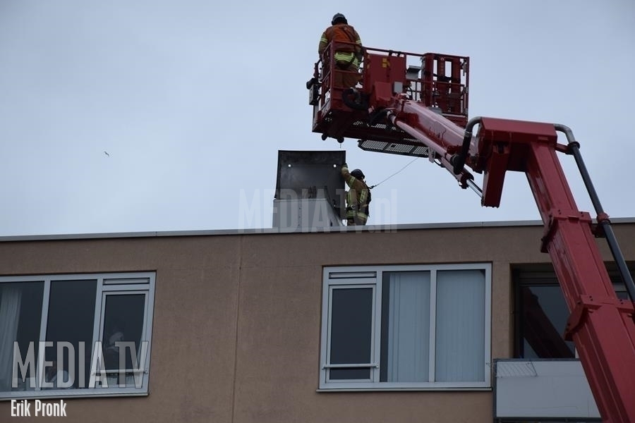 Gevaarlijk hangende afdekplaat op dak van flat Van Hogendorplaan Vlaardingen