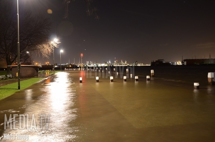 Kades onder water door hoge waterstand regio Rotterdam (video)
