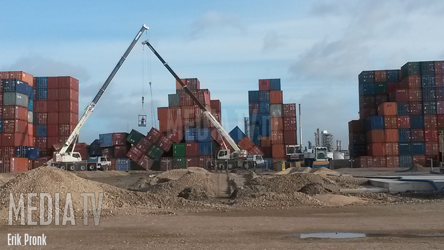 Grote stapel containers omgevallen door harde wind in de Botlek (video)