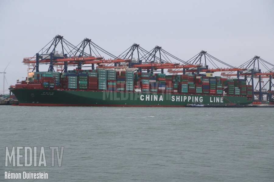Containerreus CSCL Globe komt aan in Rotterdamse haven