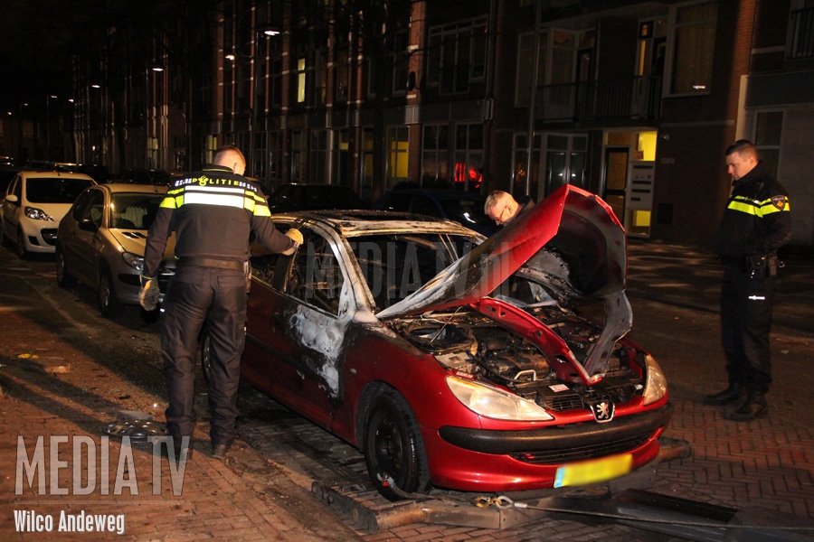 Auto uitgebrand na brandstichting Atjehstraat Rotterdam (video)