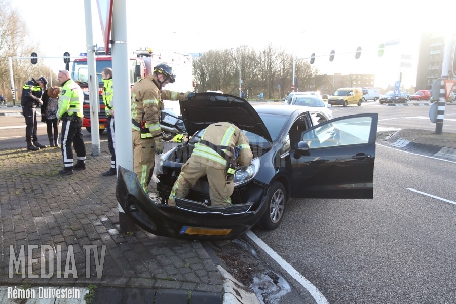 Auto tegen paal Capelseweg Capelle aan den IJssel