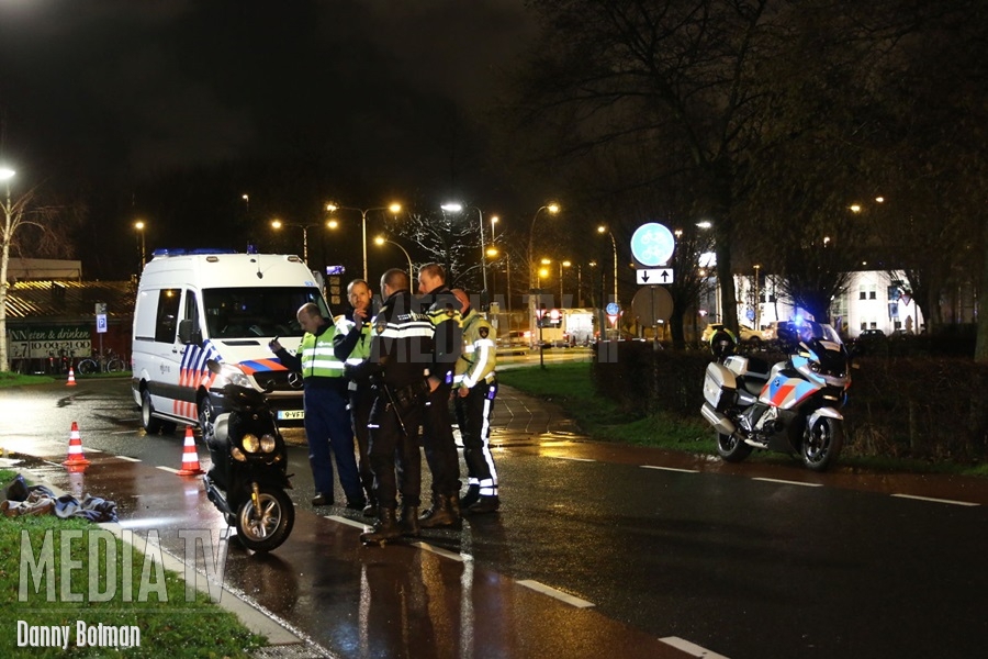 Voetganger zwaargewond na aanrijding met scooter in Maasland