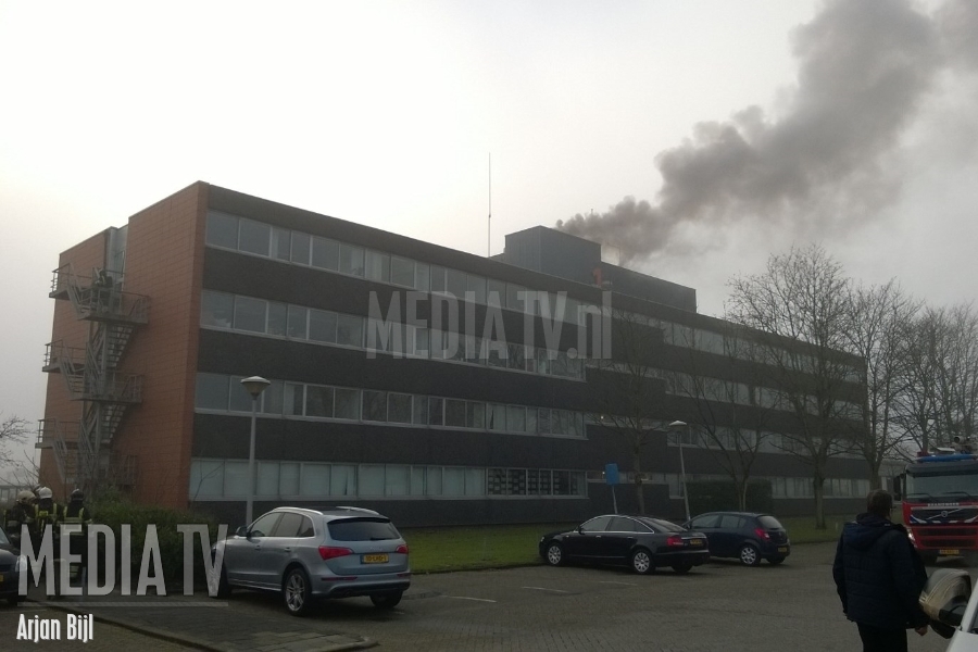 Middelbrand op dak kantoorgebouw Seattleweg Rotterdam