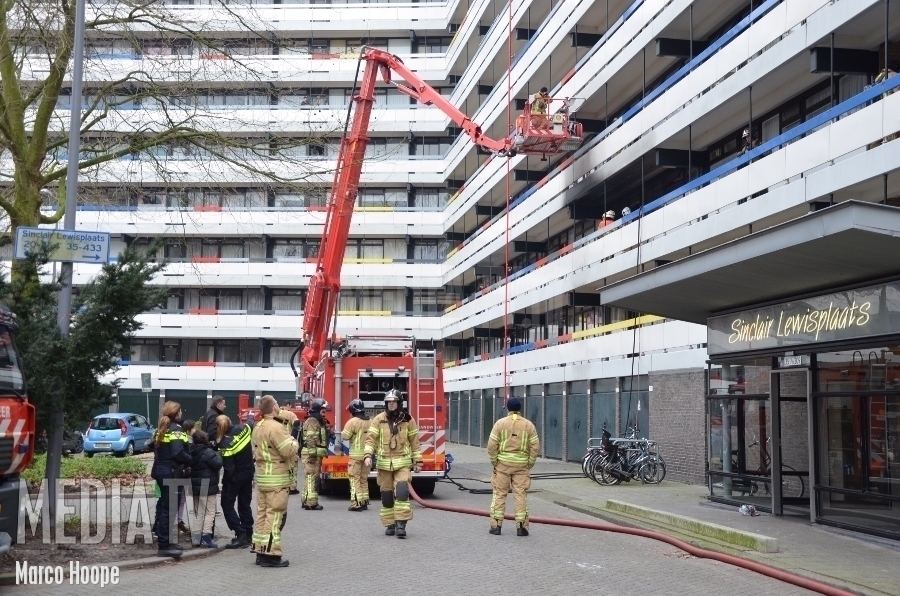 Gewonde bij middelbrand in flatwoning Sinclair Lewisplaats Rotterdam