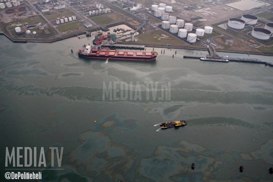 Hulpdiensten speuren naar olielek in 4e Petroleumhaven Rotterdam