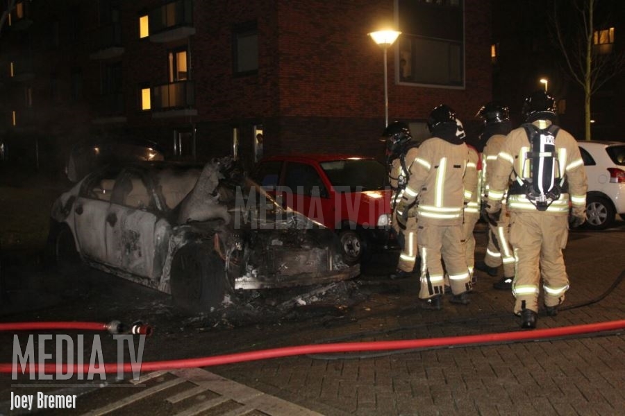 Auto gaat in vlammen op Jan van der Burgstraat Maassluis