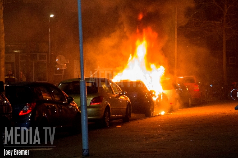 Auto uitgebrand Willem van Zuylenstraat Rotterdam (video)