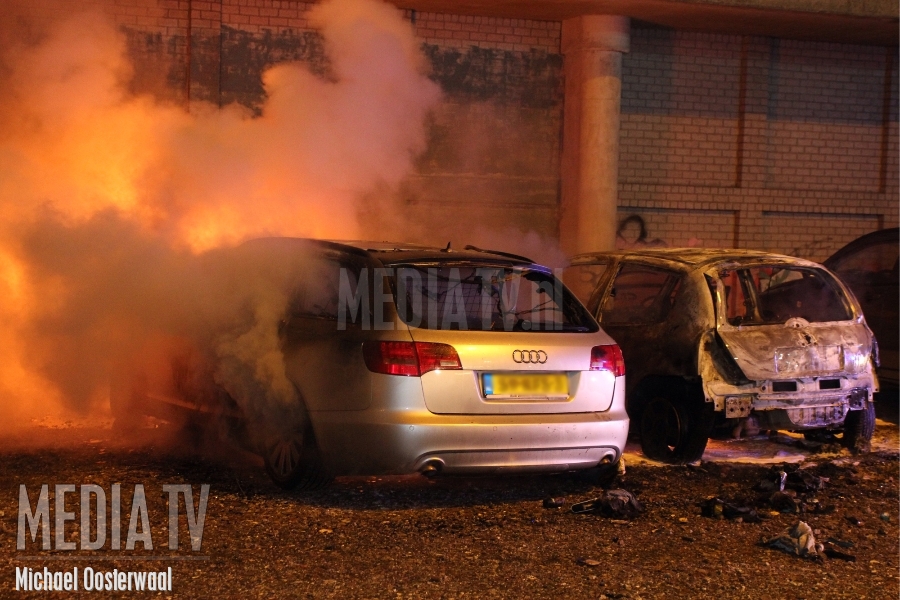 Auto's gaan in vlammen op Horvathweg Rotterdam