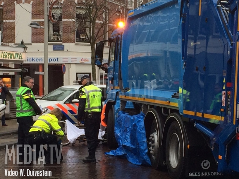 Fietsster overreden door vuilniswagen Zwart Janstraat Rotterdam (video)