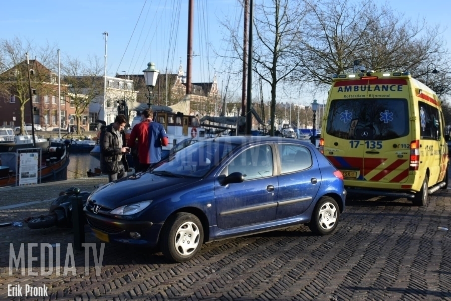 Auto en snorscooter in botsing Westhavenkade Vlaardingen