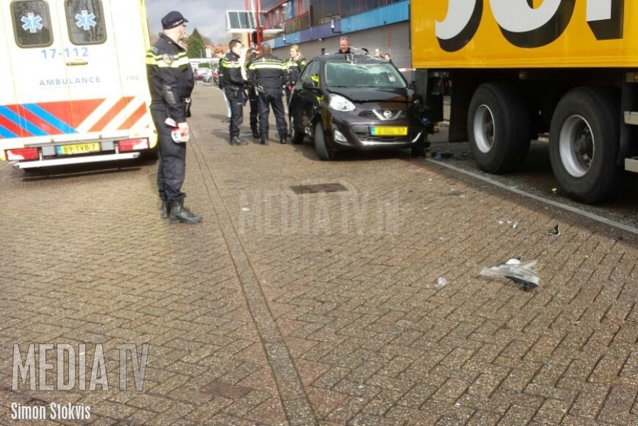 Auto botst op vrachtwagen Keizerswaard Rotterdam