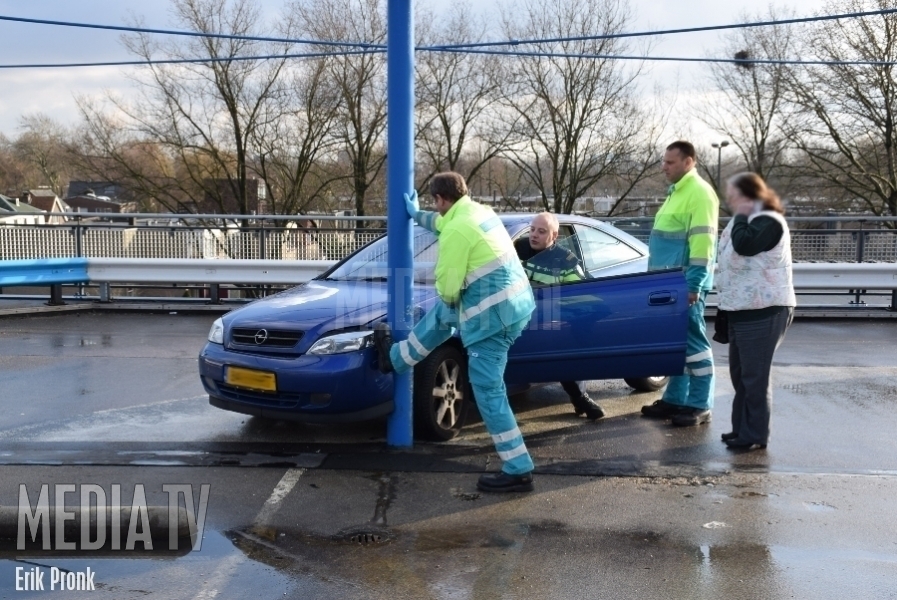 Auto botst op paal van parkeerdek Hof van Spaland Schiedam