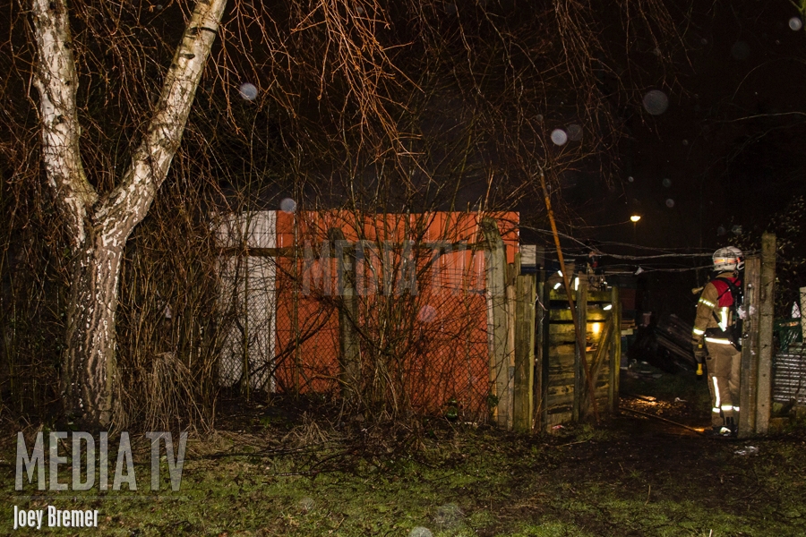 Dode en gewonde bij brand in tuinhuisje Noorderbocht Rotterdam (video)