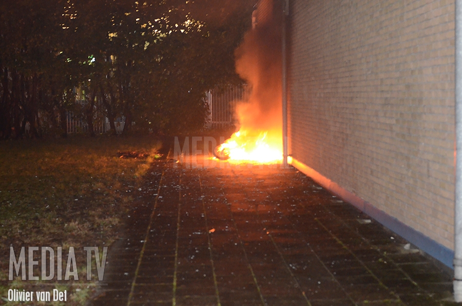 Scooter gaat in vlammen op Krabbendijkestraat Rotterdam