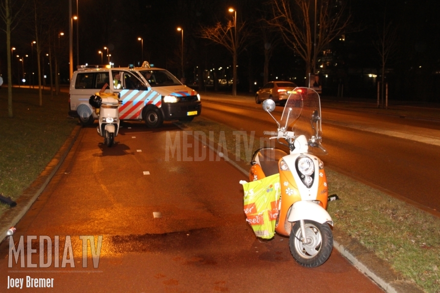 Scooters botsen op Burgemeester van Haarenlaan Schiedam