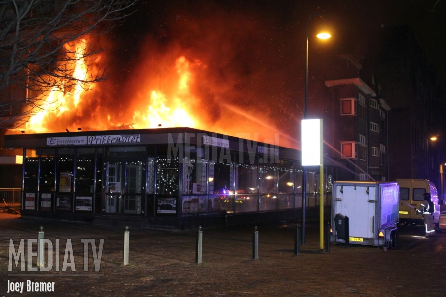 Zeer grote brand treft kantoorgebouw en partycentrum Westhavenkade Vlaardingen (video)