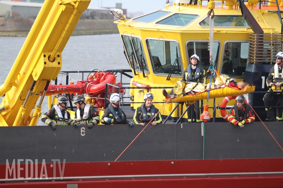 Man maakt val in ruim van schip Oude Maasweg Rotterdam