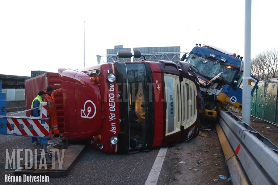 Chaos op N15 na ongeval met vrachtwagens (video)