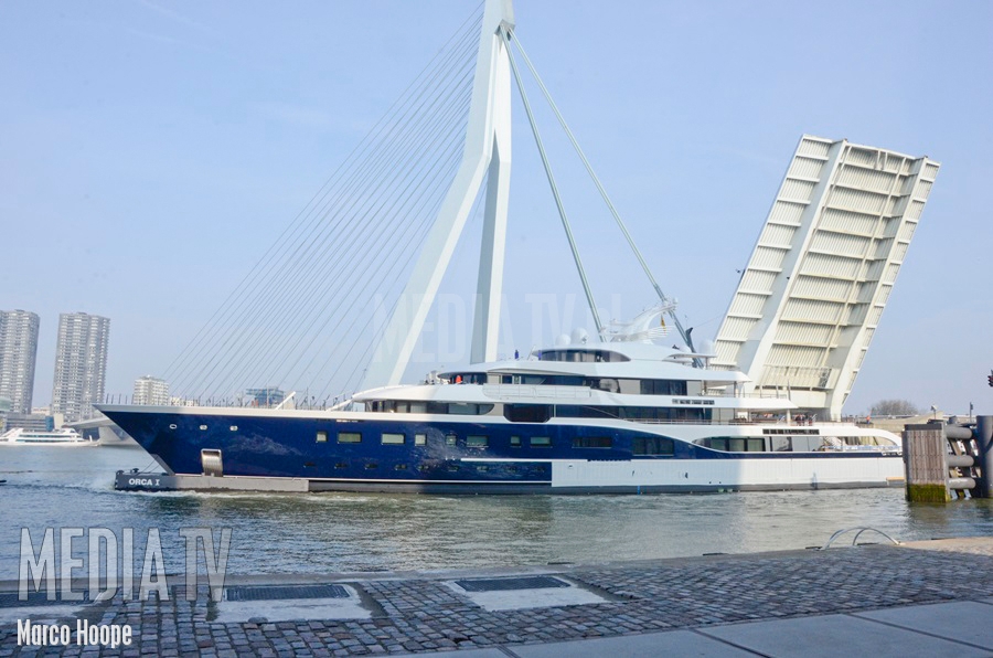 Megajacht Symphony in haven Rotterdam gearriveerd