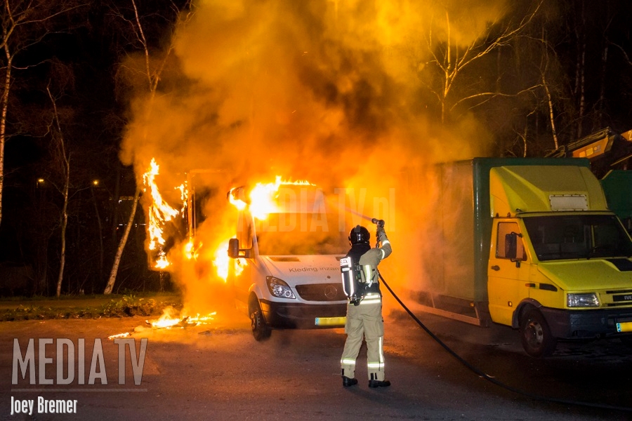 Vrachtwagen in vlammen op Marathonweg Vlaardingen (video)