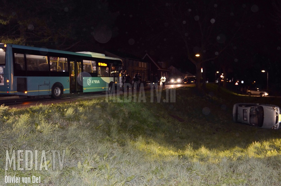 Ongeval bus met auto op Blaaksedijk Mijnsheerenland