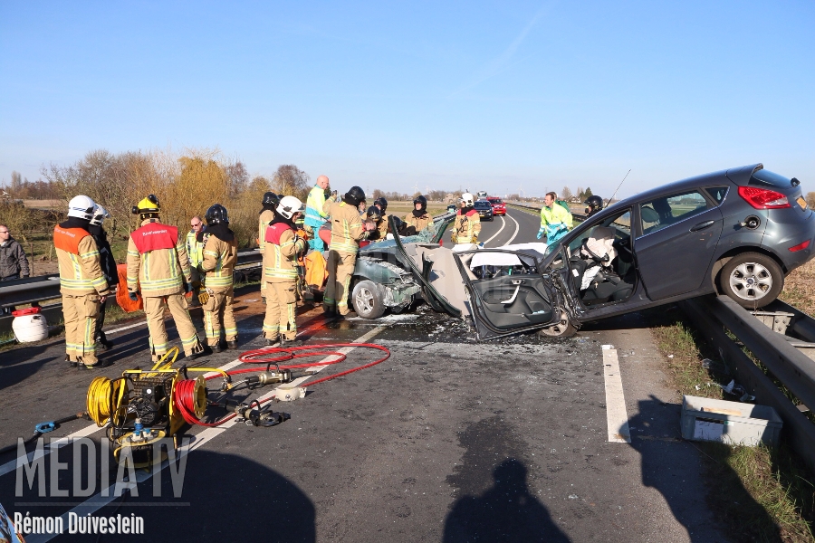 Drie gewonden na frontale aanrijding Kanaalweg Hellevoetsluis (video)
