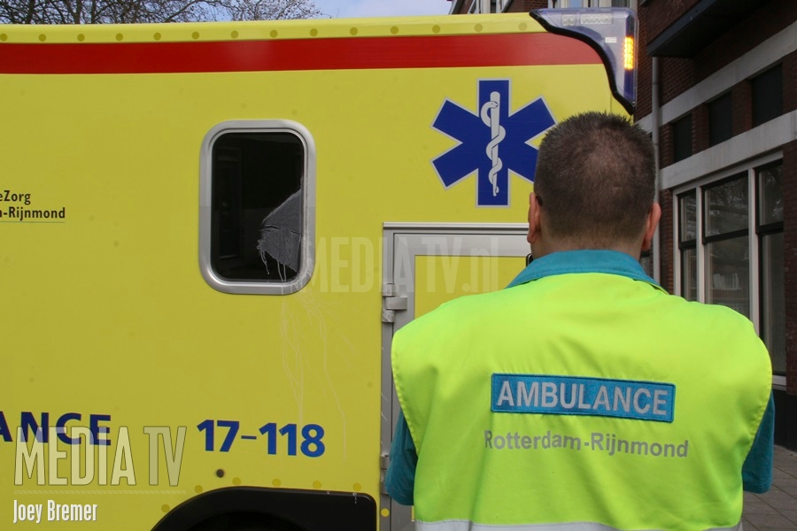 Ambulance bekogeld onderweg naar spoedmelding Mathenesserweg Rotterdam
