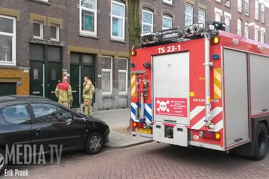 Brandweer blust buitenbrand in tuin Coolsestraat Rotterdam