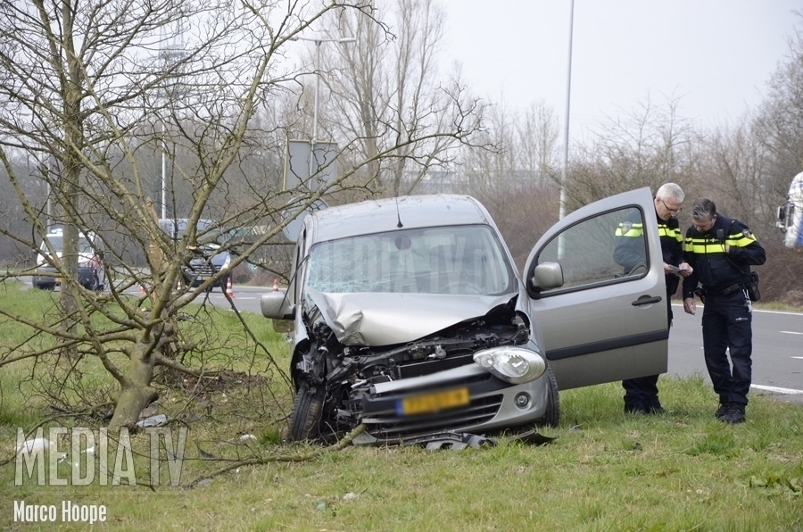 Auto botst op boom Rotterdamseweg Ridderkerk