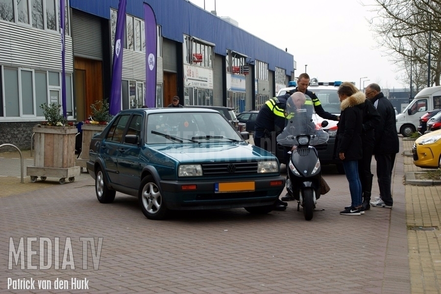 Ongeval met auto en snorfiets op 's-Gravelandseweg Schiedam