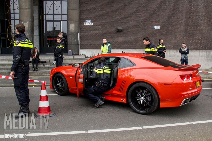 Controle politie en Belastingdienst op Puntegaalstraat Rotterdam