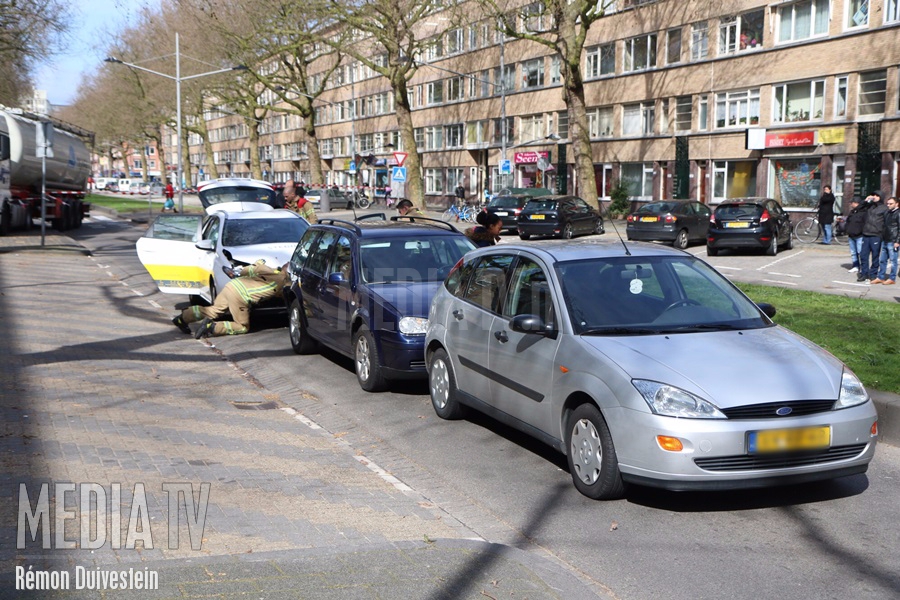 Gewonde bij kop-staart botsing op Dordtselaan Rotterdam