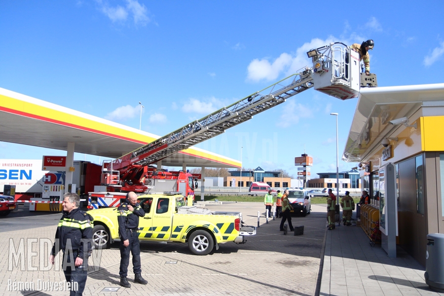 Dak tankstation Portland op A15 losgelaten door wind