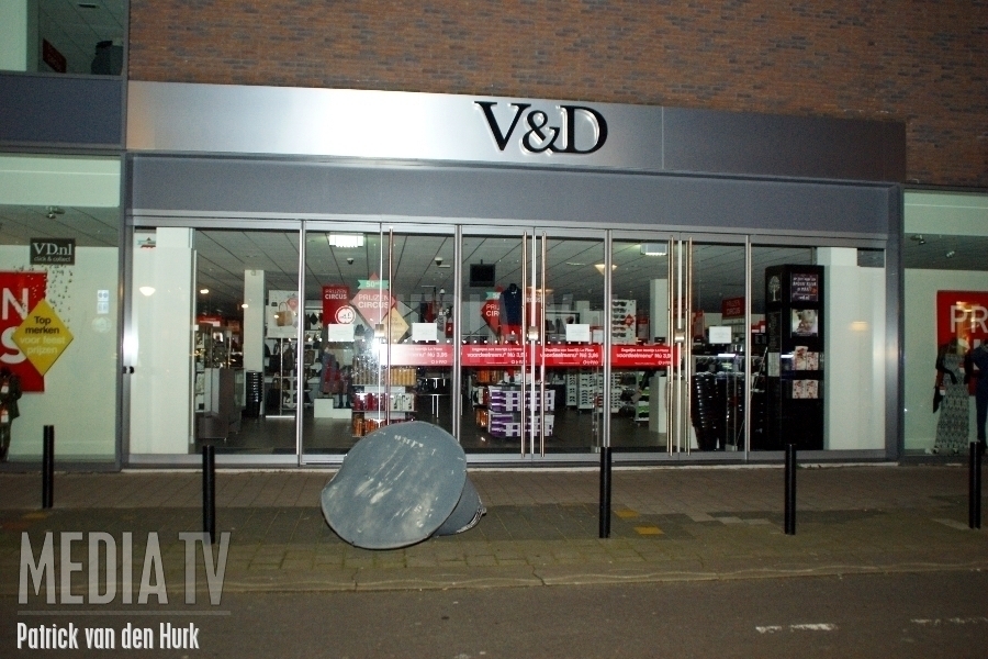 Luchtrooster valt van dak V&D Vlaardingen