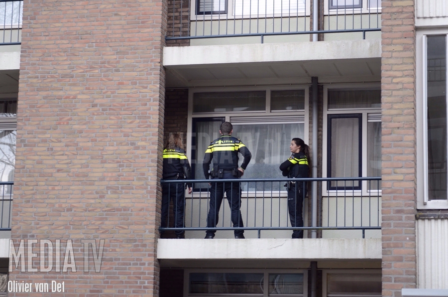 Politie stapt woning binnen Schuddebeursstraat Rotterdam na poging inbraak (video)