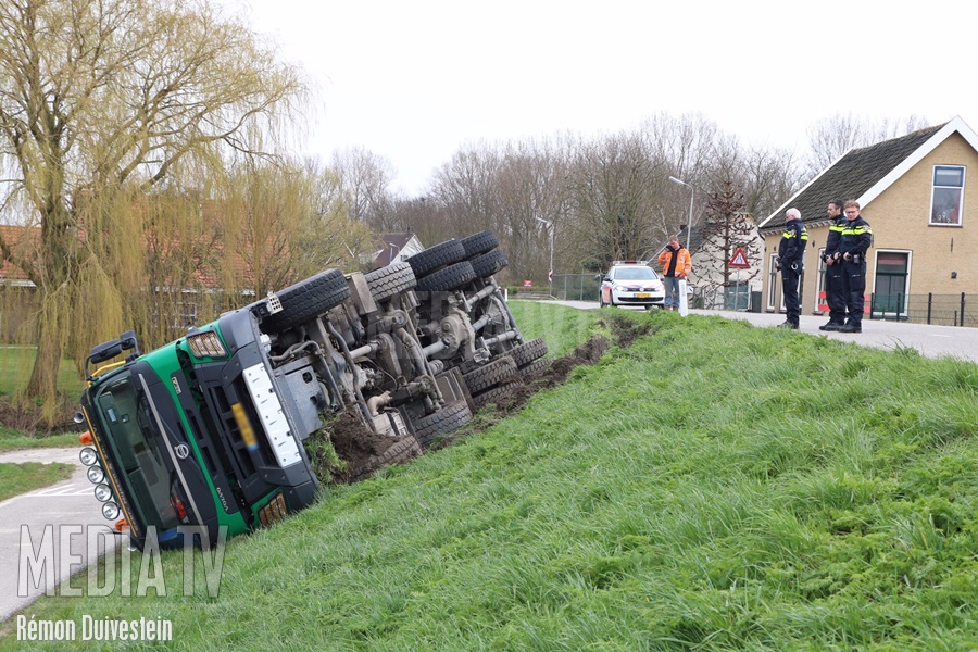 Vrachtwagen van Achterzeedijk Barendrecht gegleden (video)