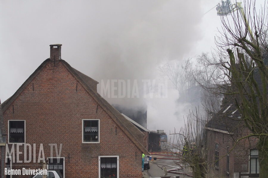 Grote brand in autogarage Lekdijk Tienhoven (video)