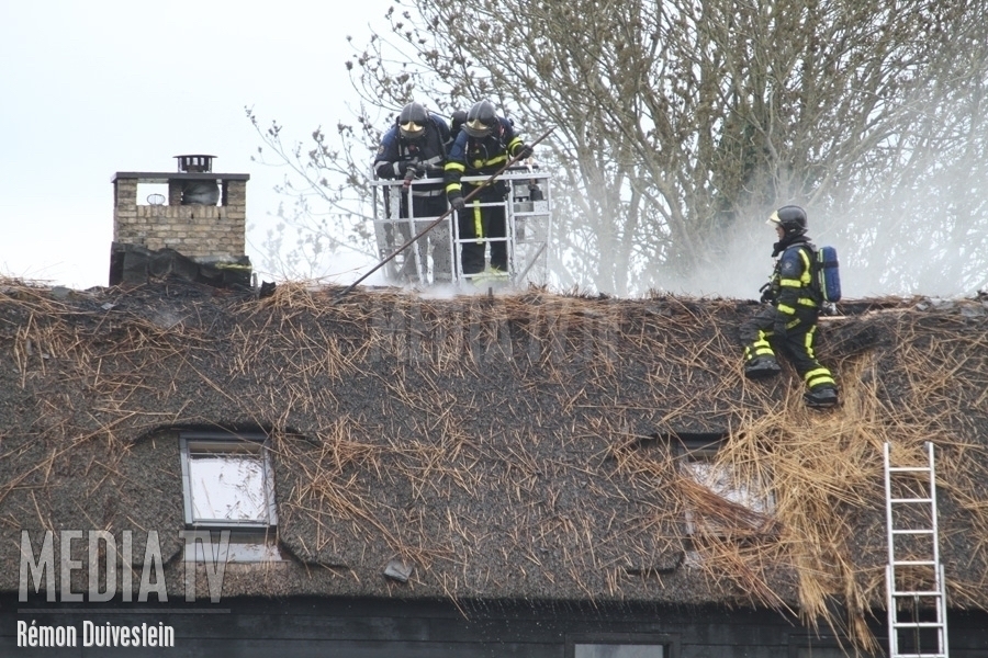 Grote brand in woning met rietenkap in Bleskensgraaf