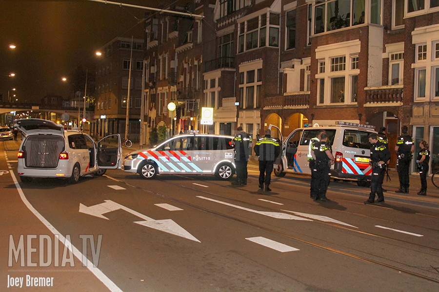 Politie haalt cafe leeg na melding vuurwapen Bergweg Rotterdam (video)