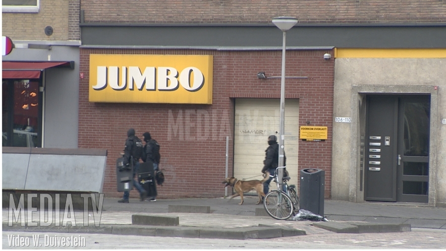 Inzet arrestatieteam na overval Jumbo supermarkt Botersloot Rotterdam (video)
