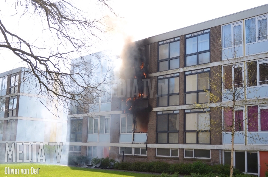 Aanhouding na grote brand in portiekflat Schoonveld Rotterdam (video)
