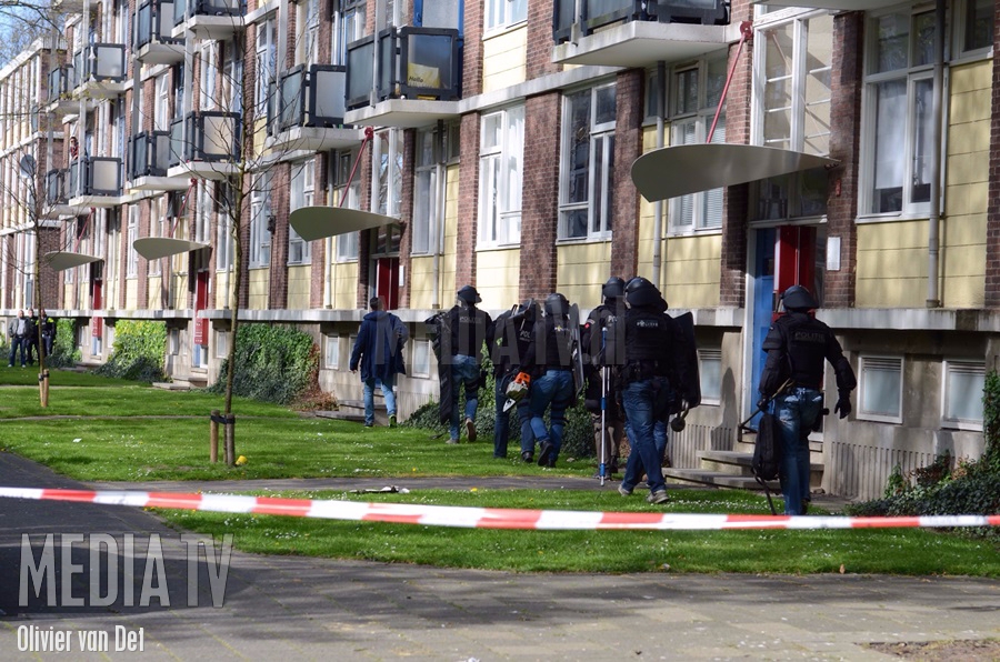 Arrestatieteam haalt gewapende man uit woning Palsterkamp Rotterdam (video)