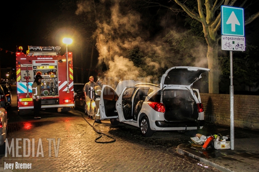 Brandweer blust autobrand Rembrandtstraat Vlaardingen