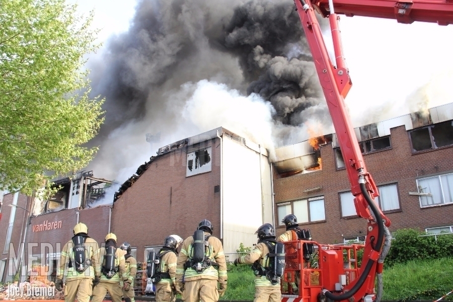 Zeer grote brand in schoenenwinkel Van Haren Middelharnis (video)