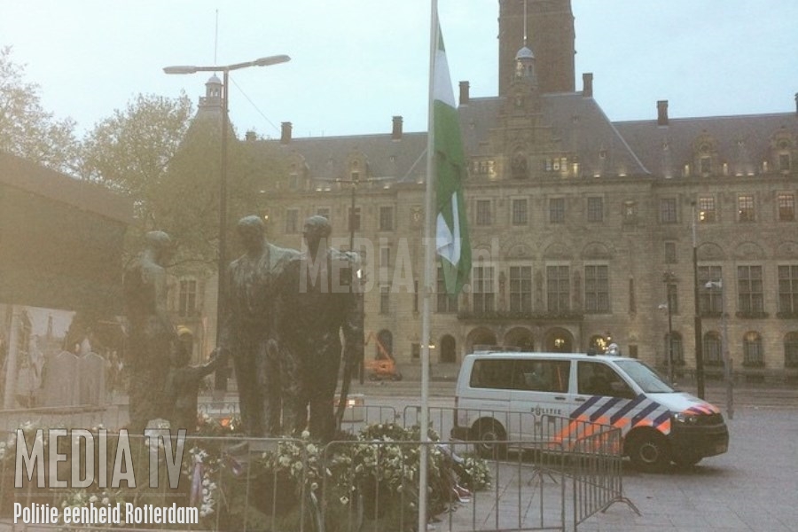 Duo aangehouden na vernieling 4 mei kransen Stadhuisplein Rotterdam