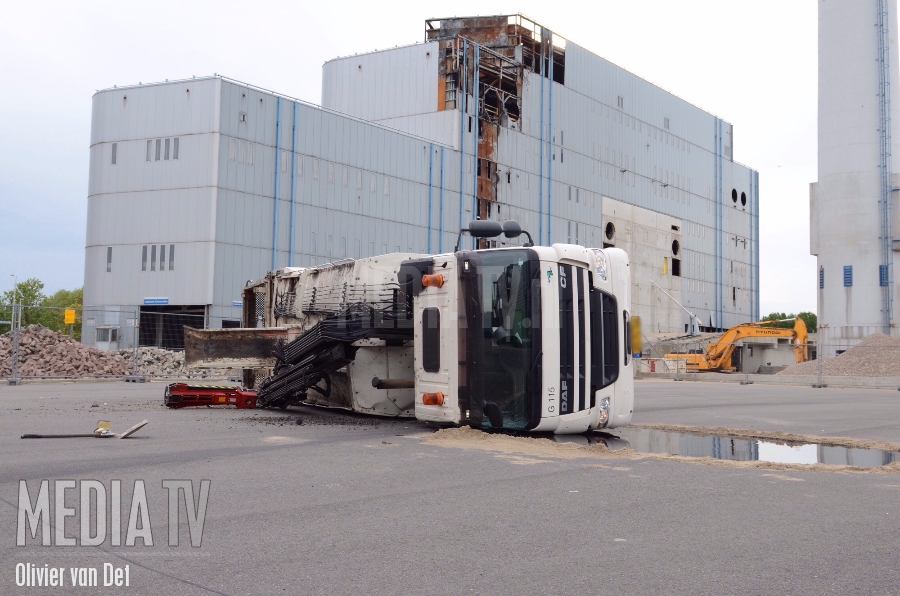 Vuilniswagen kantelt met 27 ton huisvuil bij AVR Brielselaan Rotterdam (video)