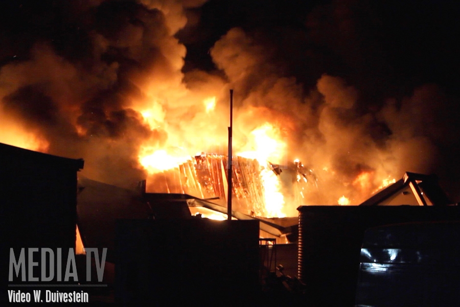 Grote uitslaande brand in Carwash XL Kouwe Hoek Waddinxveen (video)