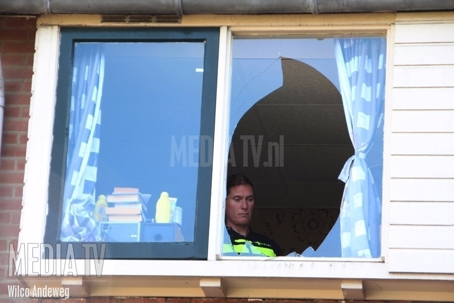 Kind (2) valt uit raam van 1 hoog aan de Dreef Rotterdam (video)