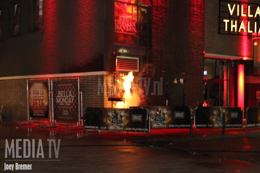 Brand tegen gevel club Villa Thalia Kruiskade Rotterdam (video)